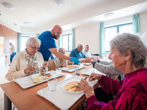 Ambulantní odlehčovací služba nabízí podporu pečujícím osobám v Hradci Králové