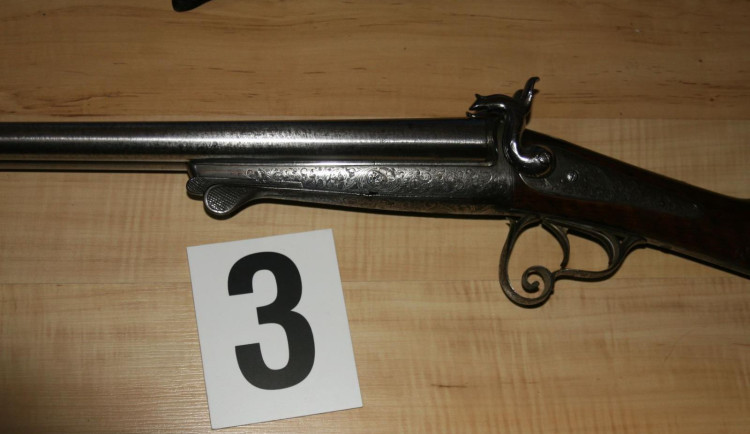 Psychicky nemocný z Trutnovska koupil historické zbraně. Údajně je chtěl použít