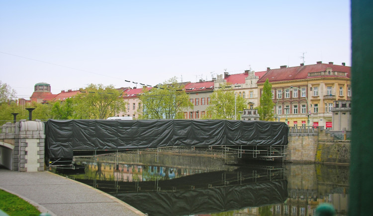 Pražský most v Hradci Králové pod plachtami. Chrání okolní prostředí