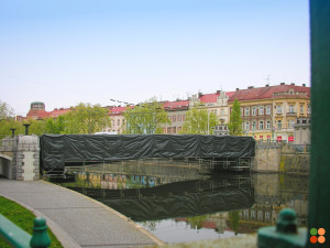 Pražský most v Hradci Králové pod plachtami. Chrání okolní prostředí