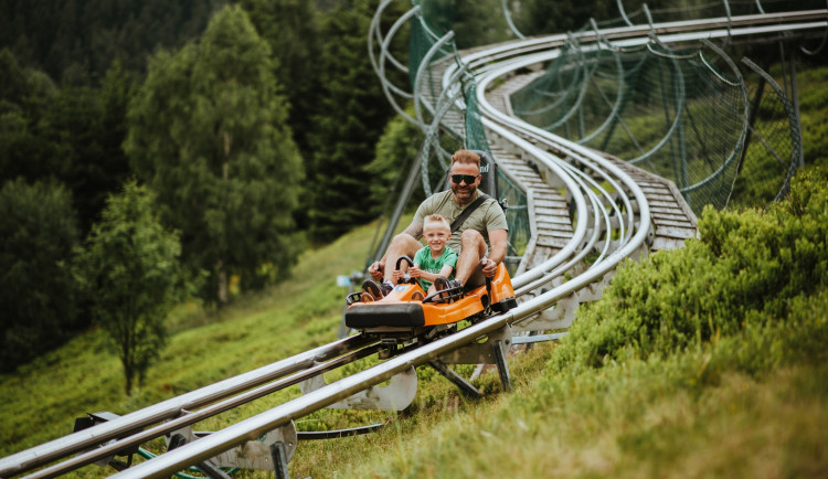 První víkend letní sezony v krkonošských střediscích přilákal tisíce lidí