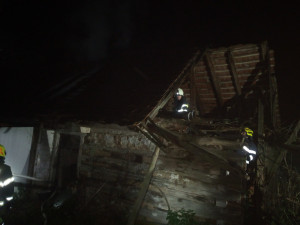 V Radíkovicích hořela roubenka, k místu se sjely čtyři hasičské jednotky