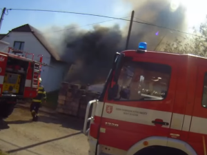 VIDEO: Policejní hrdinové na Hradecku. Z hořícího domu zachránili dva muže a vynesli plynové lahve