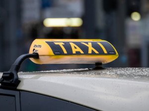 Nová služba pro seniory v Hořicích. Senior Taxi začne jezdit od června