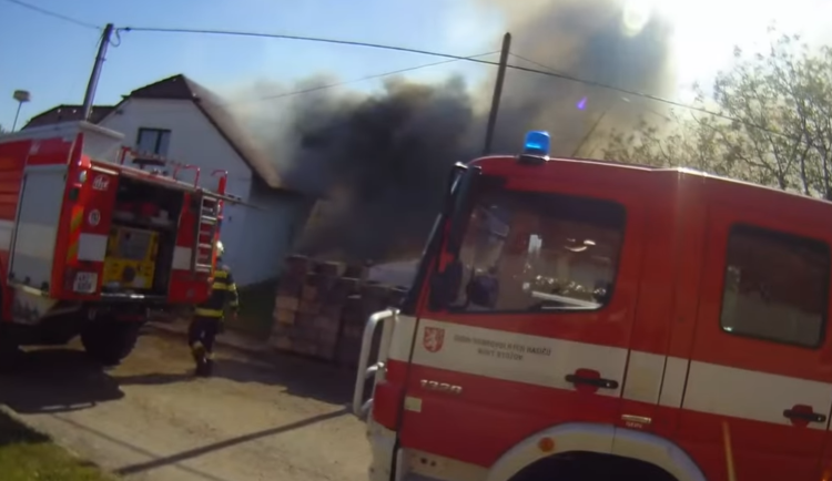 Policejní hrdinové na Hradecku. Z hořícího domu zachránili dva muže a vynesli plynové lahve