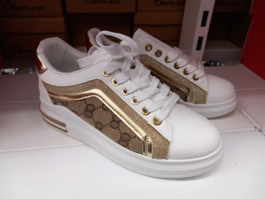 Celníci v Novém Bydžově zajistili padělky za 3,8 milionu korun