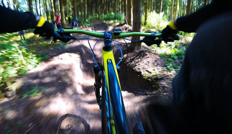 Dvůr Králové nad Labem rozšiřuje nabídku cyklostezek o Červený trail. Ten je určen zkušeným jezdcům