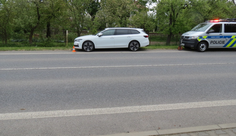 Agresivní řidič nejdřív vybržďoval a následně způsobil nehodu. Z místa ujel