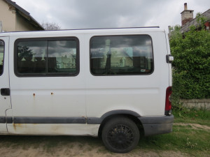 Agresivní řidič nejdřív vybržďoval a následně způsobil nehodu. Z místa ujel