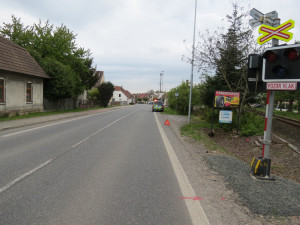 Agresivní řidič nejdřív vybržďoval a následně způsobil nehodu. Z místa ujel
