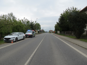 Agresivní řidič nejdřív vybržďoval a následně způsobil nehodu. Z místa ujel