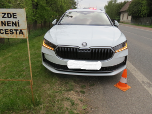 Agresivní řidič nejdřív vybržďoval a následně způsobil nehodu. Z místa ujel