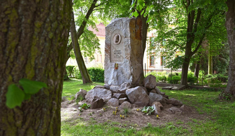 Dvorský pomník Bedřicha Smetany prokoukl. Město připraví oslavu 200 let od narození skladatele