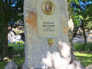Dvorský pomník Bedřicha Smetany prokoukl. Město připraví oslavu 200 let od narození skladatele