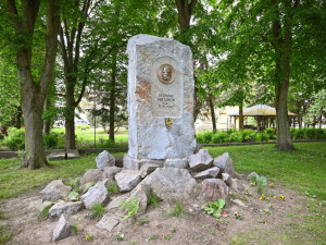 Dvorský pomník Bedřicha Smetany prokoukl. Město připraví oslavu 200 let od narození skladatele