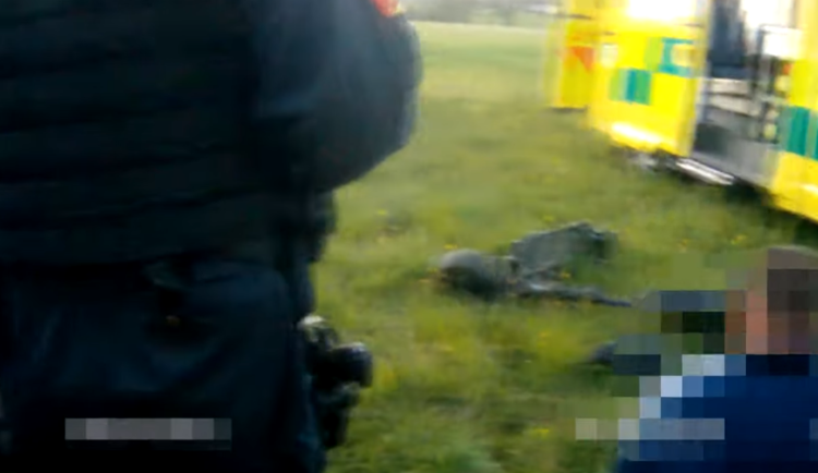 Muž se snažil ujet policistům na elektrokoloběžce. Skončil v nemocnici a následně ve vězení