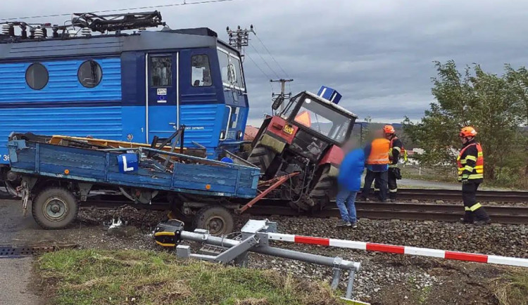 U Sovětic na Královéhradecku se srazil vlak s traktorem. Řidič se zranil