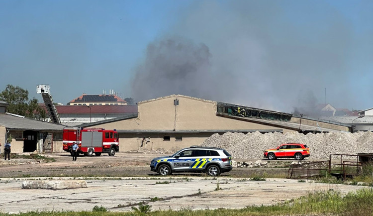 Na Břeclavsku hořela střecha nevyužívané zemědělské budovy. Hasiči vyhlásili druhý stupeň poplachu