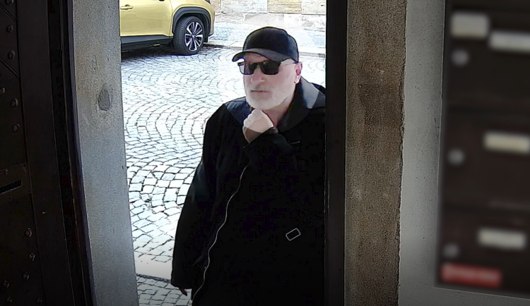 VIDEO: Policisté pátrají po neznámém muži. Mohl by pomoci s vyšetřováním krádeže v Olomouci