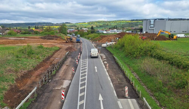 size3-17138165223168-207-silnicari-pokracuji-ve-stavbe-noveho-kruhoveho-objezdu-u-horic-z-obchvatu-zbyl-jen-uzky-pruh