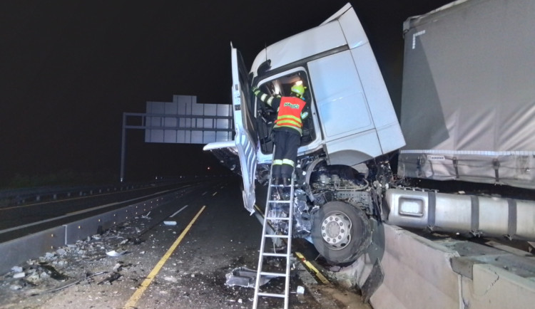 Na obchvatu Olomouce kamion prorazil betonové hrazení. Nehoda uzavřela směr na Brno