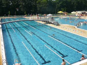 Koupaliště Flošna v Hradci Králové zahájilo sezonu. Voda v bazénu je vyhřívaná