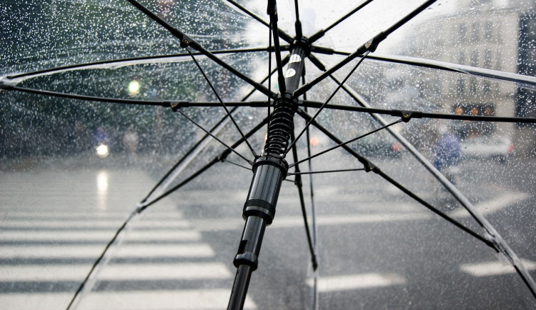 Celý týden s deštníkem. Během následujících dnů naměříme kolem 20 stupňů