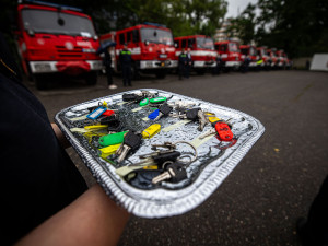 Dobrovolní hasiči v hradeckém kraji dostali od profesionálních devět cisteren