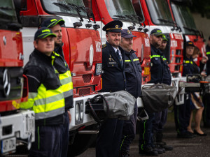Dobrovolní hasiči v hradeckém kraji dostali od profesionálních devět cisteren