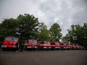 Dobrovolní hasiči v hradeckém kraji dostali od profesionálních devět cisteren