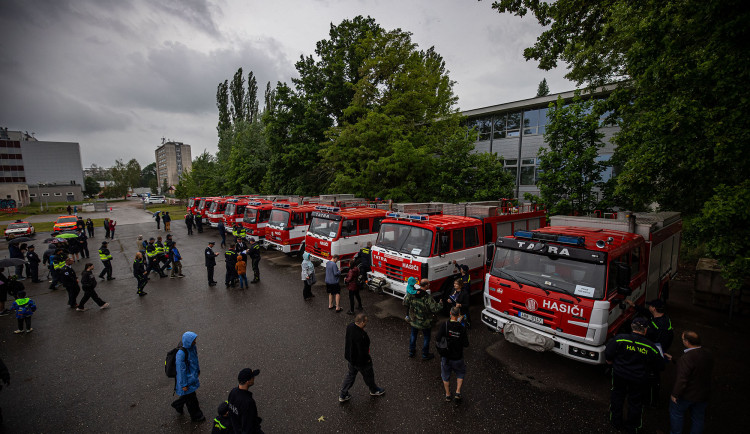 Dobrovolní hasiči v hradeckém kraji dostali od profesionálních devět cisteren