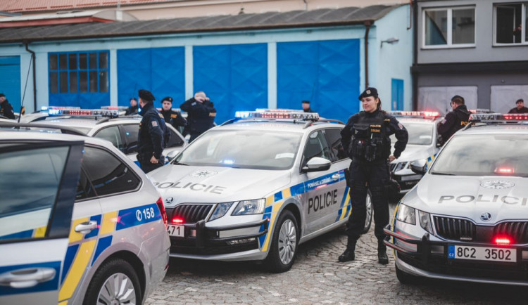 Policie navrhla obžalovat 14 lidí za převedení dvou tisícovek migrantů