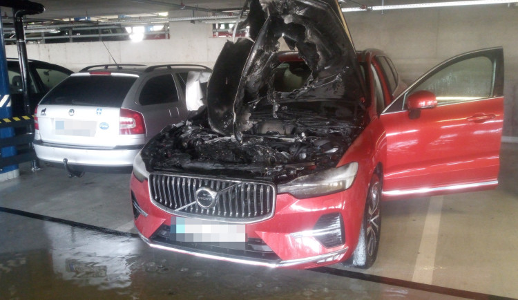 V parkovacím domě u hradeckého Auparku hořelo dneska Volvo