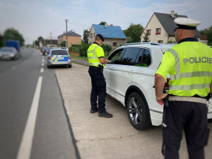 Policejní akce v Lázních Bělohrad odhalila opilé a drogy užívající řidiče