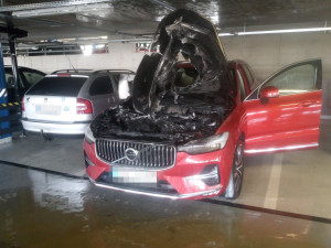 V parkovacím domě u hradeckého Auparku hořelo dneska Volvo