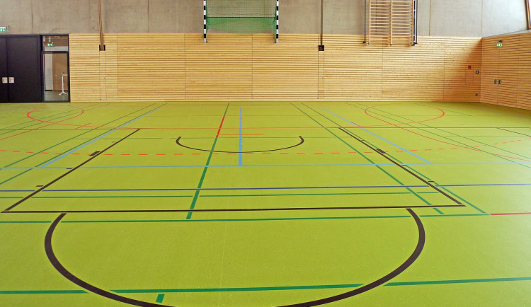 Sportovní hala v Jičíně dostane novou podlahu za více než jeden milion korun