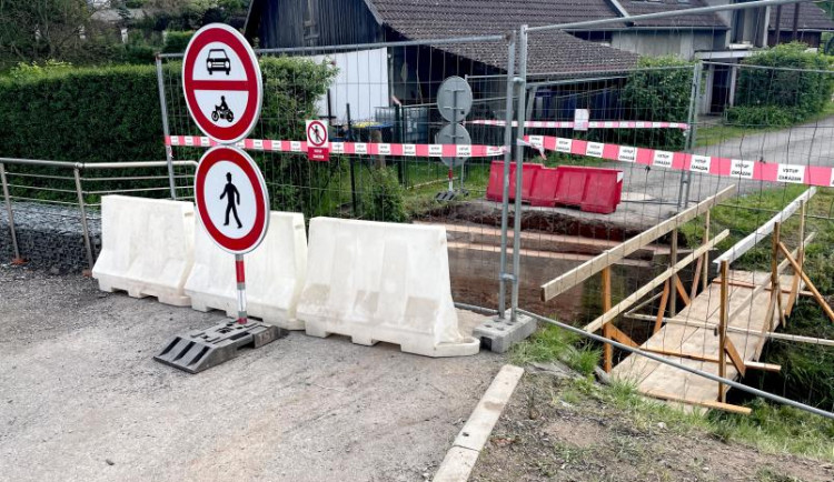 V Trutnově, v městské části Volanov, začala oprava mostu za milion korun