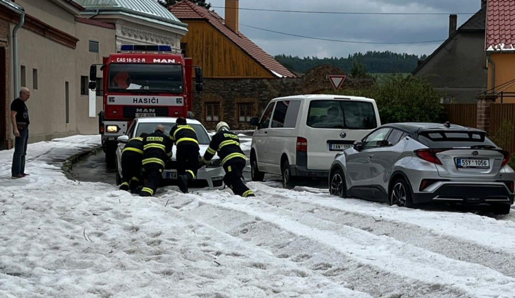 Česko zasáhly bouřky a silné deště, ve Zbirohu bojovali s kroupami