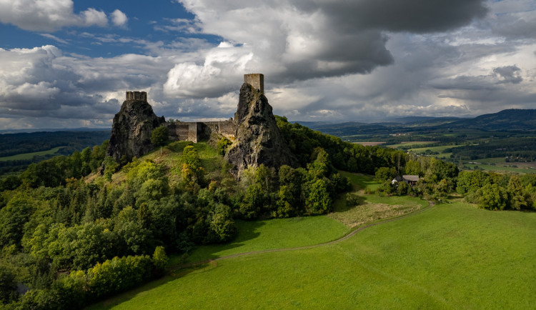 Na věži Baba na Troskách v Českém ráji dokončují nový vyhlídkový ochoz