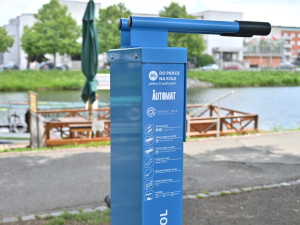 Pro drobné opravy kol slouží cyklistům v centru Hradce nová servisní stanice