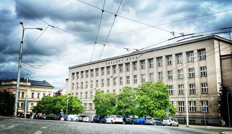 U hradeckého krajského soudu se do stávky zapojila drtivá většina zaměstnanců