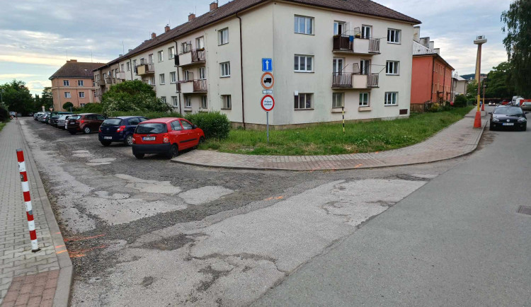 Začíná rekonstrukce Zborovské ulice v Hořicích. Místní čekají komplikace v dopravě i s parkováním
