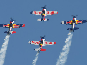 Aviatická pouť nabídne gripeny, akrobacii nebo vzácná historická letadla. Přiletí i skokan z vesmíru Felix Baumgartner.