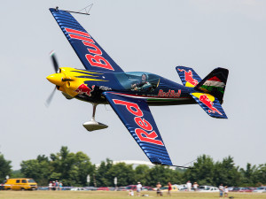 Aviatická pouť nabídne gripeny, akrobacii nebo vzácná historická letadla. Přiletí i skokan z vesmíru Felix Baumgartner.