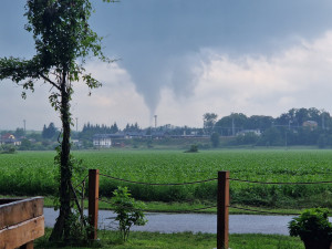 Voda na Hradecku zaplavila ulice i sklepy. Svědci u Jaroměře viděli úkaz podobný tornádu