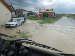 Velká voda zatopila krajské silnice i sklepy