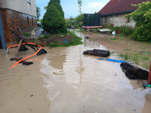 Velká voda zatopila krajské silnice i sklepy