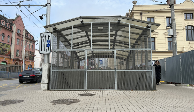 Město postupně zbourá vstupy do podchodu u nádraží. Silnici pak nejspíš vyztuží