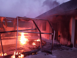 Plameny v Ledcích poničily zahradní domek i zastřešení bazénu