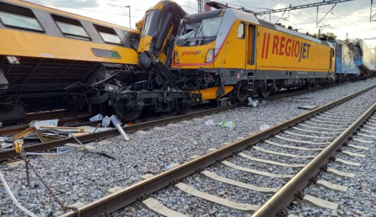 K tragické srážce dvou vlaků v Pardubicích musel i záchranářský vrtulník z Hradce Králové